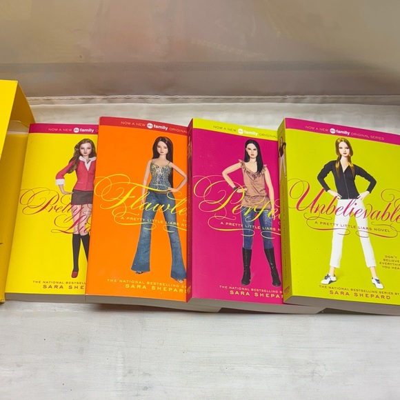 Pretty Little Liars Book Box Set - Picture 1 of 6